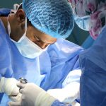 Paciente sofre queimaduras após hidrolipo e denúncia médico colombiano