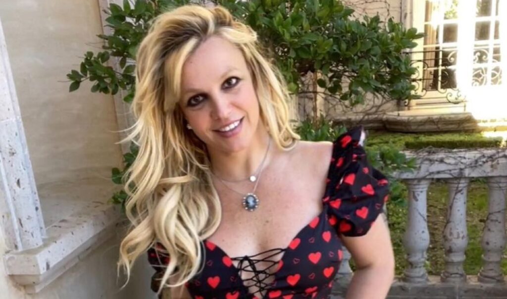 Britney Spears conta que nail art ajuda a controlar a ansiedade social